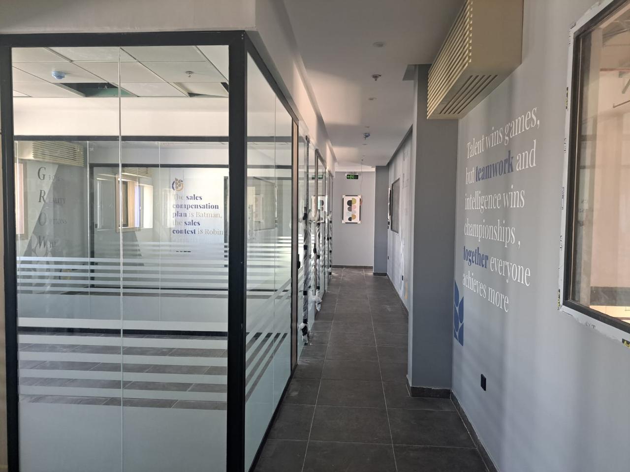 أنظمة الزجاج بدون إطارات (Frameless Systems)