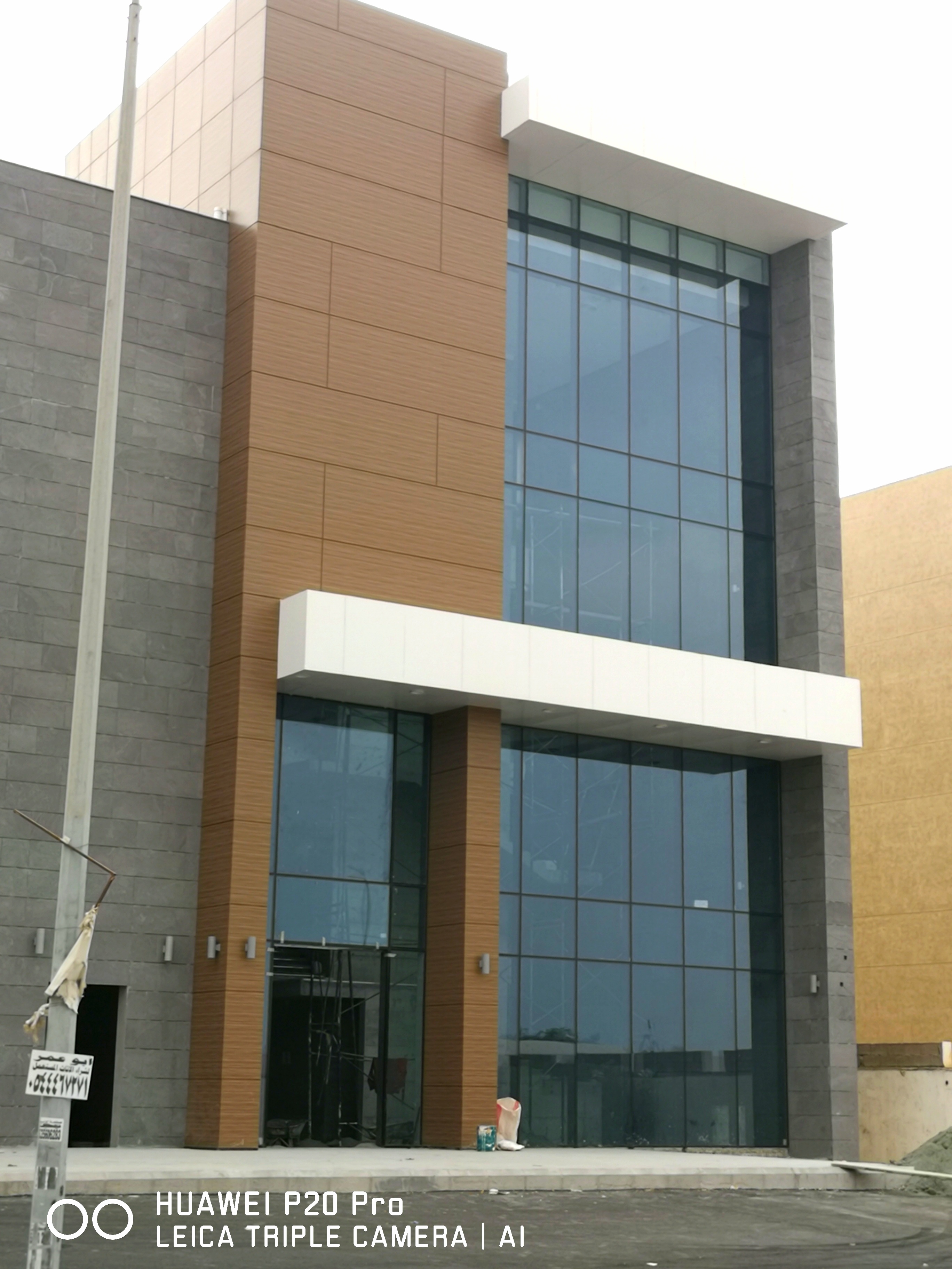 مبنى إيفري سكوير  أعمال الزجاج والألمنيوم والهاندريل الزجاجي