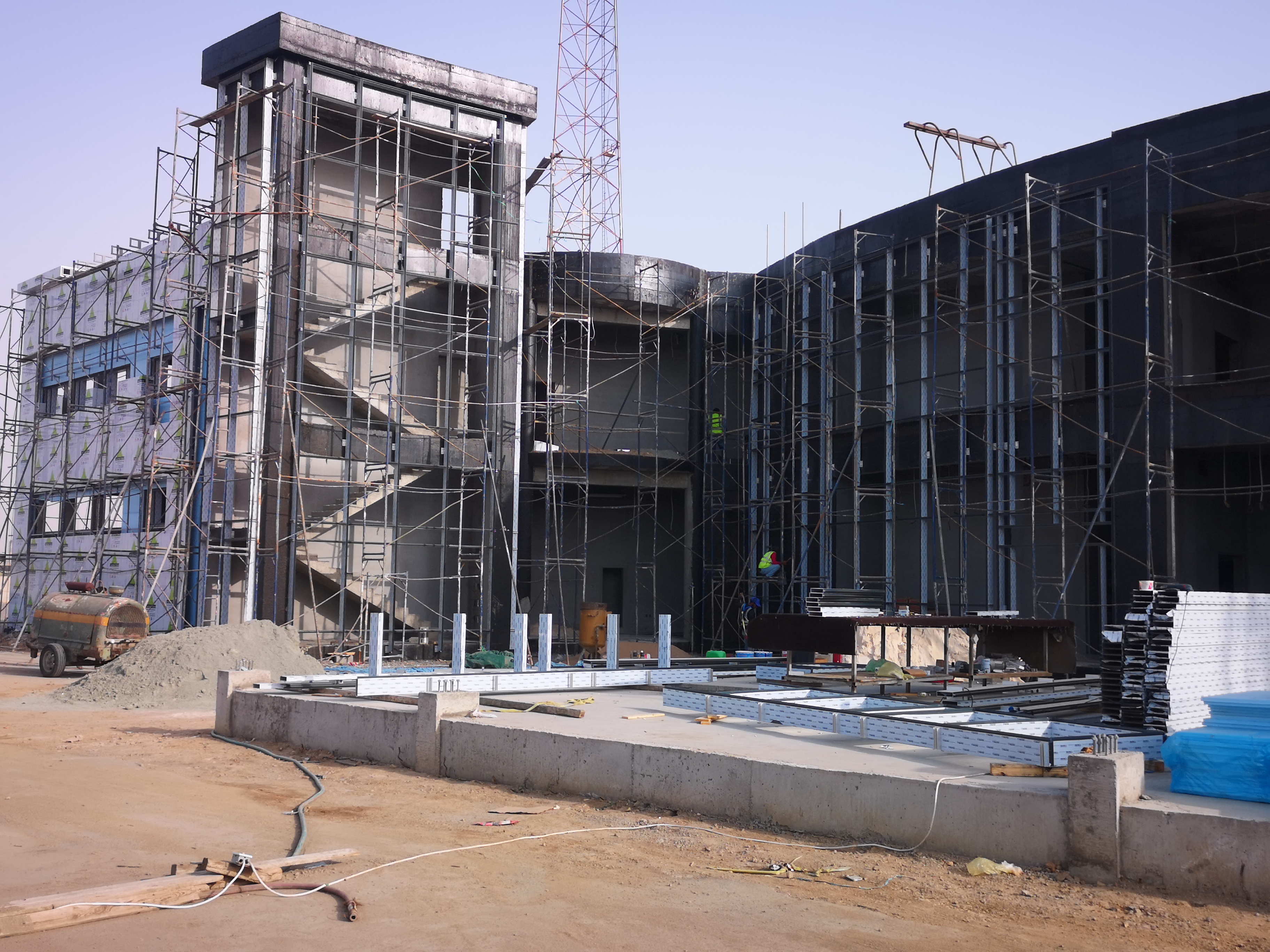 اثناء  تنفيذ  واجهة مبنى  الامن والسلامه