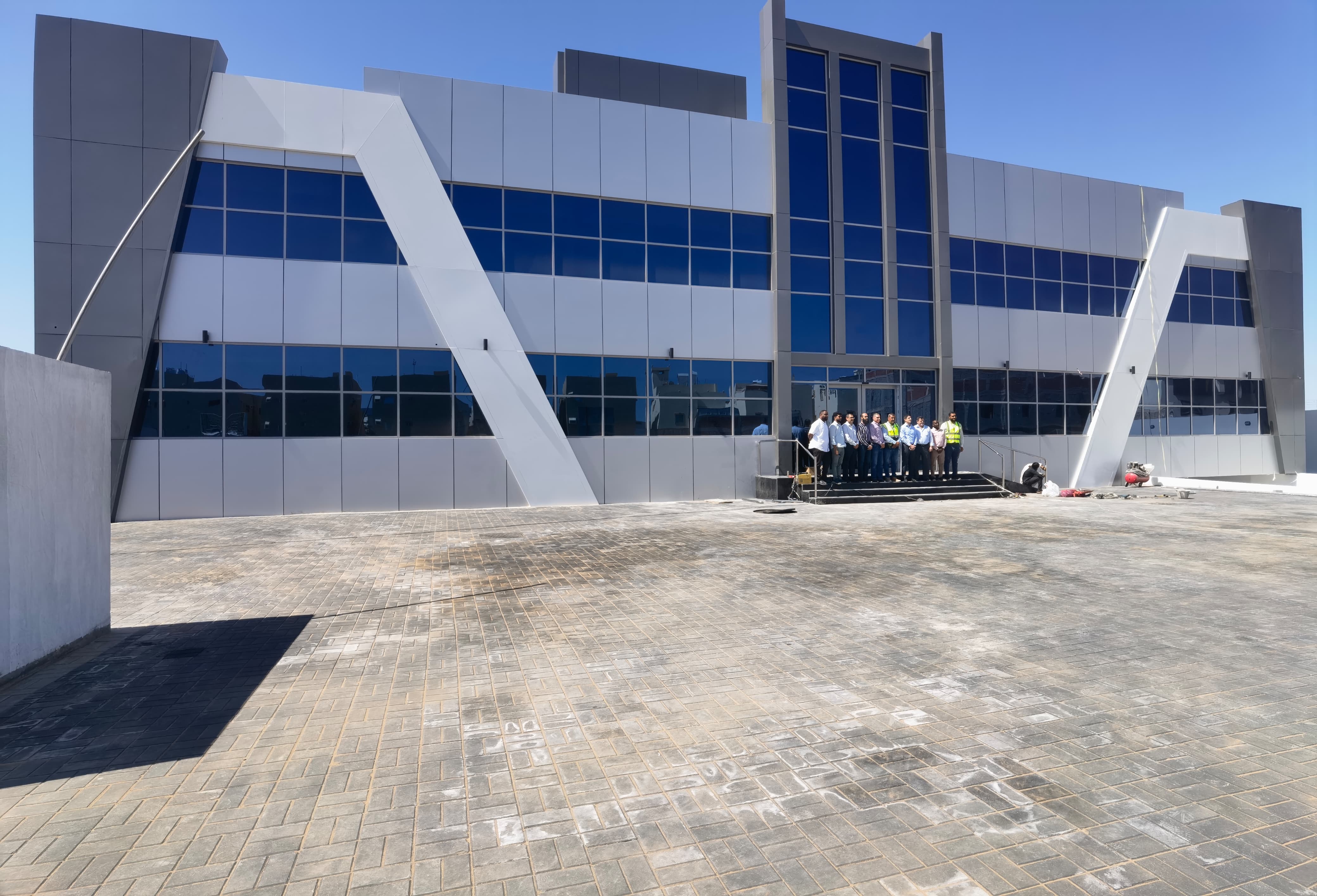 مبنى مختبرات  التربة  - أعمال الواجهات الزجاجية والكلادينج