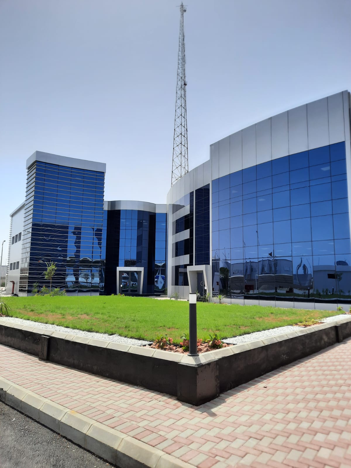 واجهات زجاجية هندسية عالية الدقة